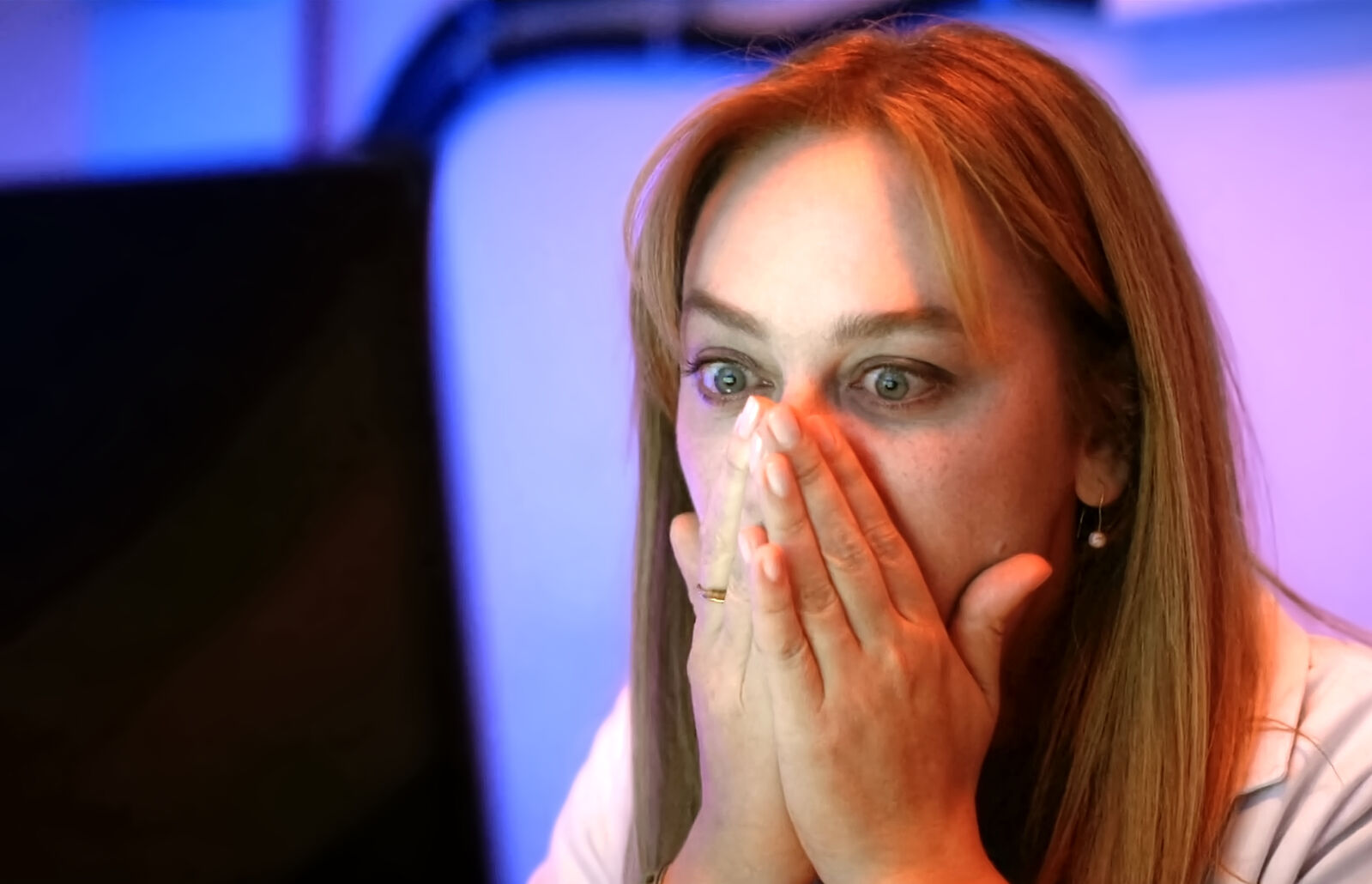 Bahar comprueba las cámaras de seguridad y descubre la traición de Uras, en Renacer