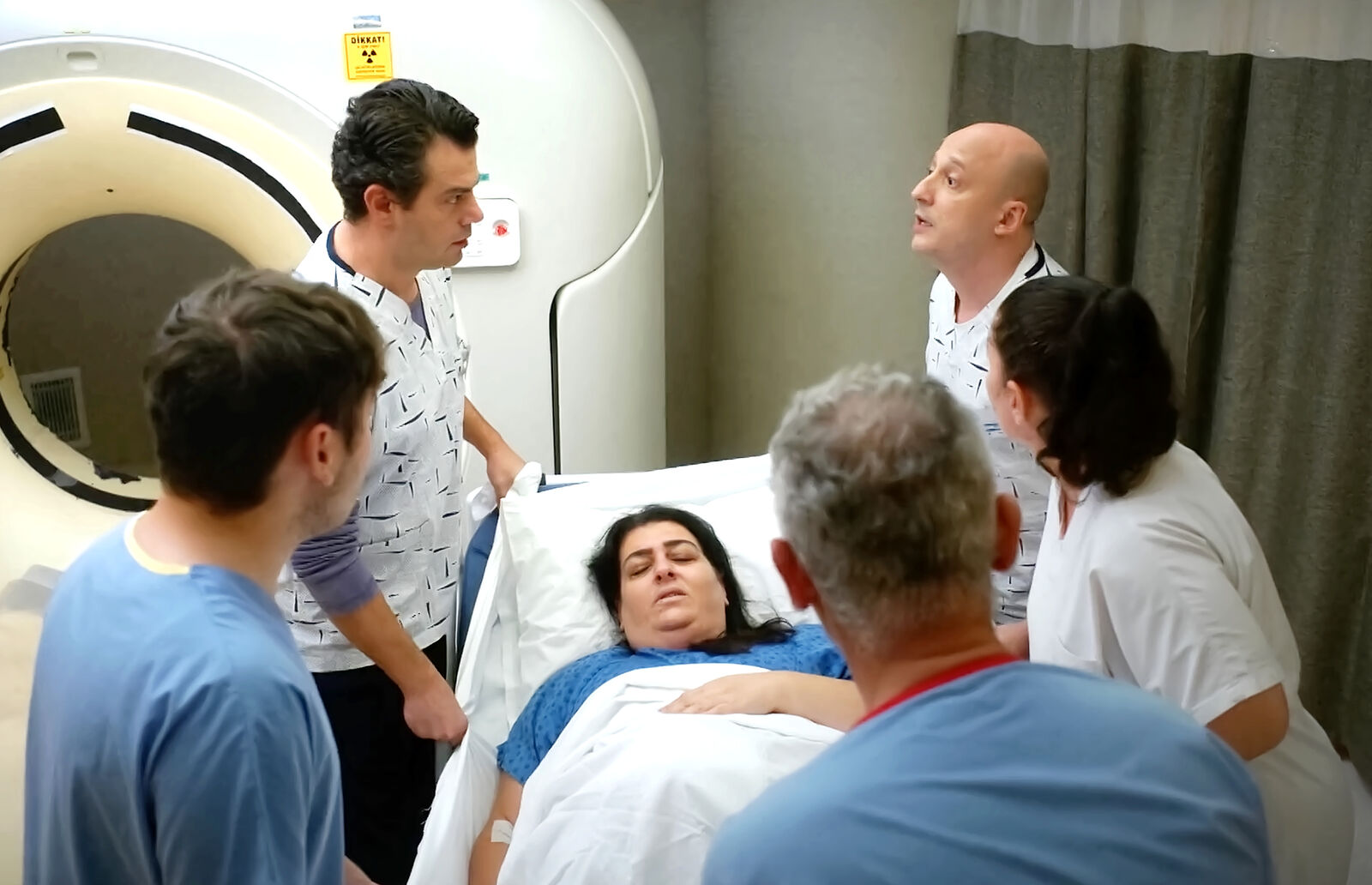 Aysel, una paciente con un enorme tumor, sorprende a Evren y Harun en Renacer