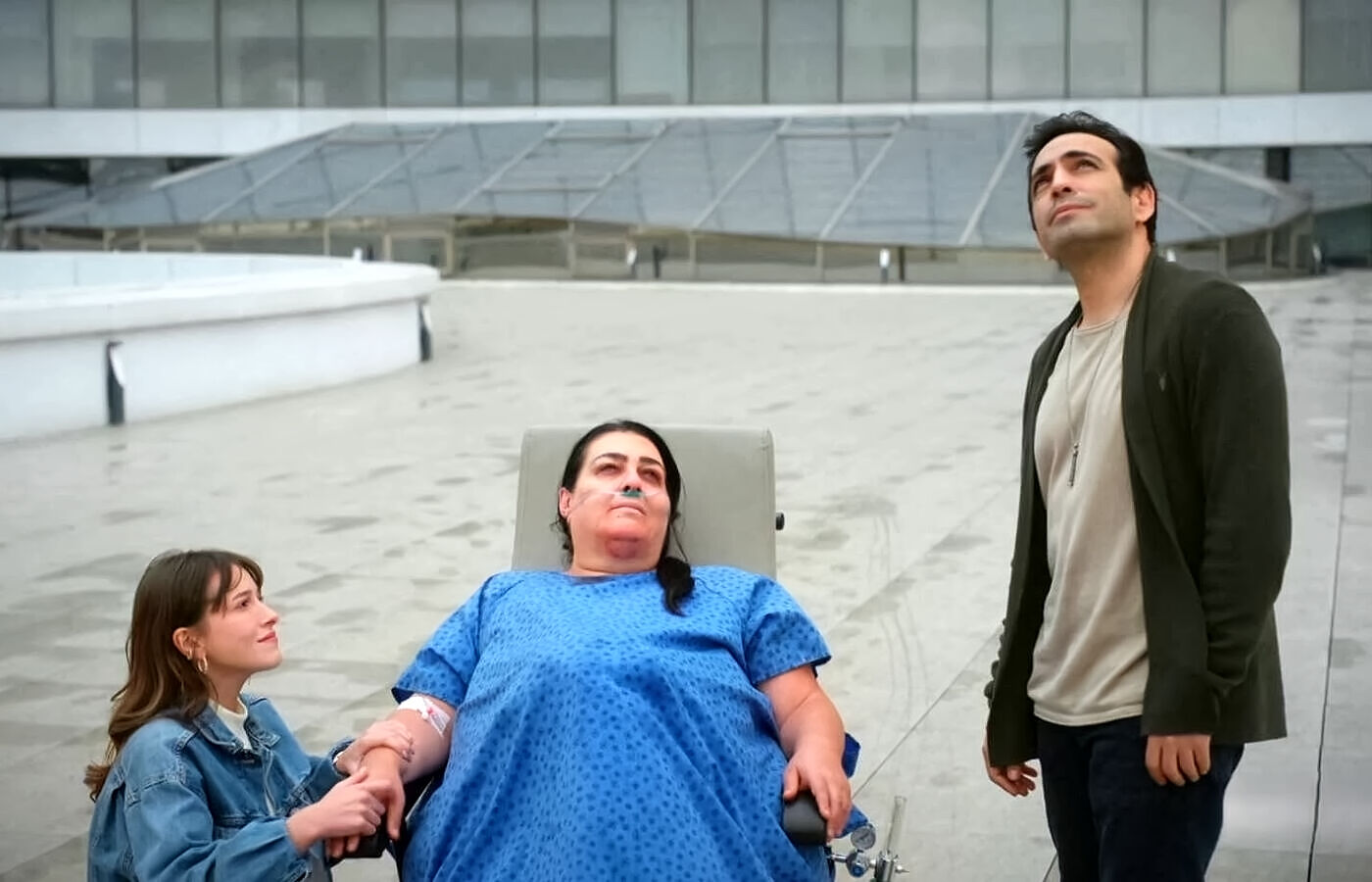 Evren ayuda a Aysel a cumplir su sueño en Renacer