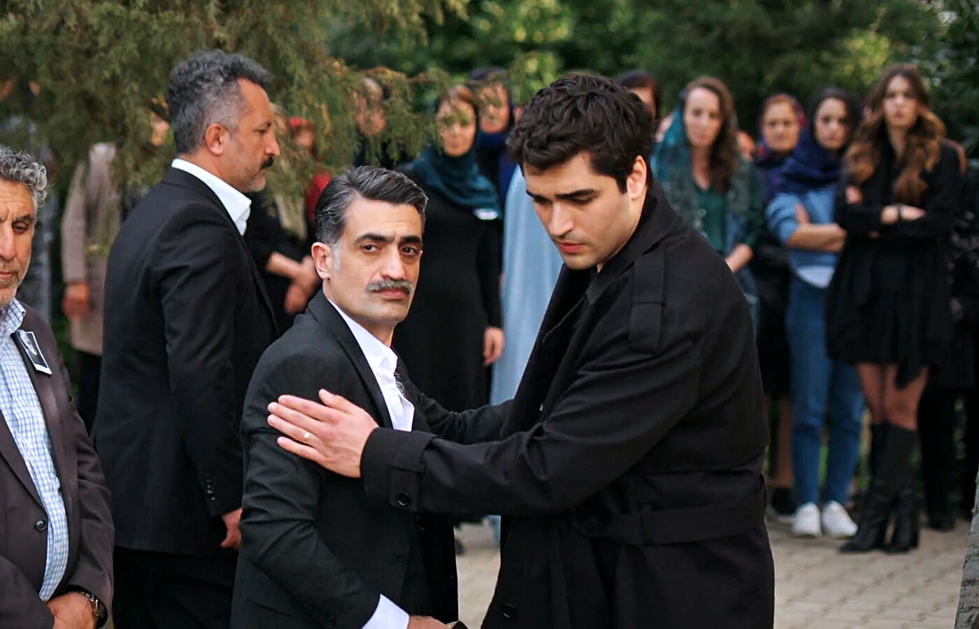 Kazim y Ferit coinciden en el entierro de Ökkes en presencia de Esme, Ece y Seyran en el capítulo 65 de Una nueva vida