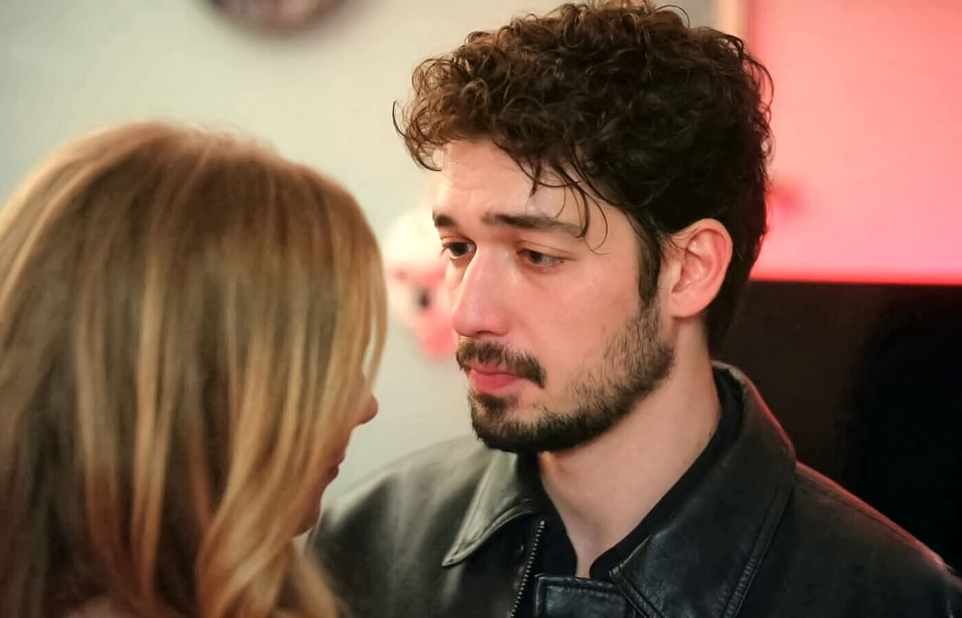 Uras va a casa de Maral en Renacer