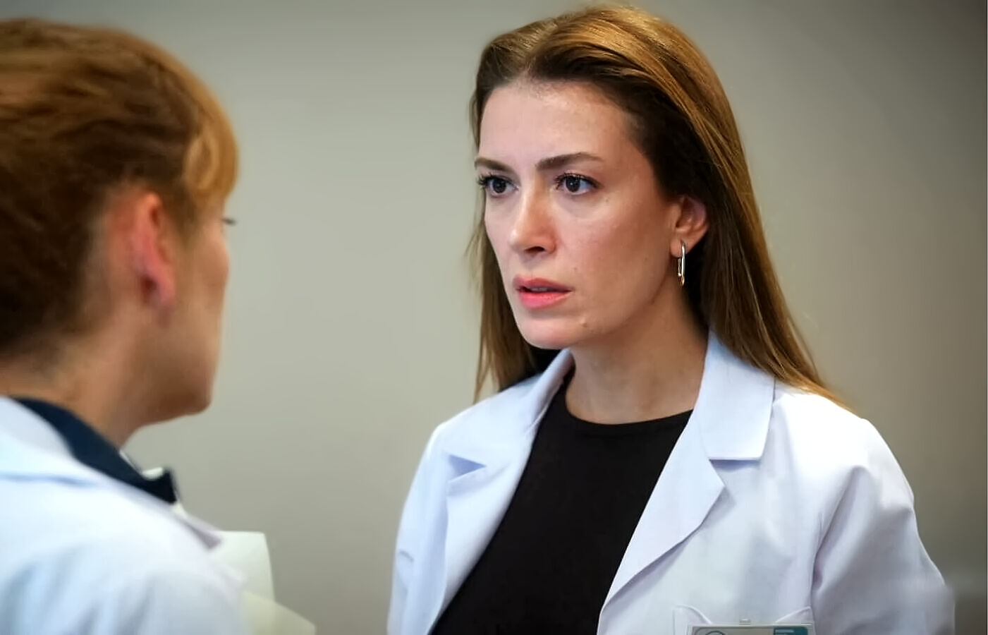 Çagla aconseja a Bahar sobre Evren en Renacer