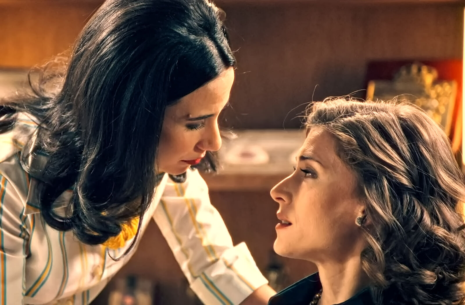 Cloe trata de besar a Marta en Sueños de libertad