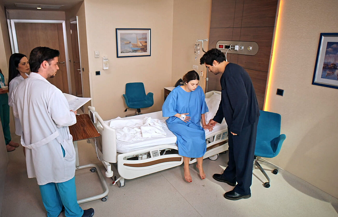 Ferit atiende a Seyran, que se lleva la mano al vientre delante del equipo médico, en el capítulo 67 de Una nueva vida