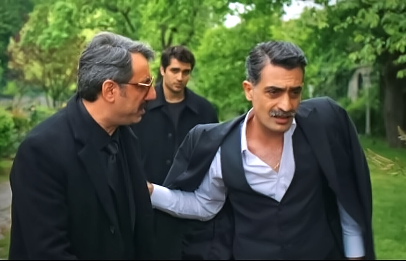 Tayyar, Ferit y Kazim en una escena de los próximos capítulos de Una nueva vida