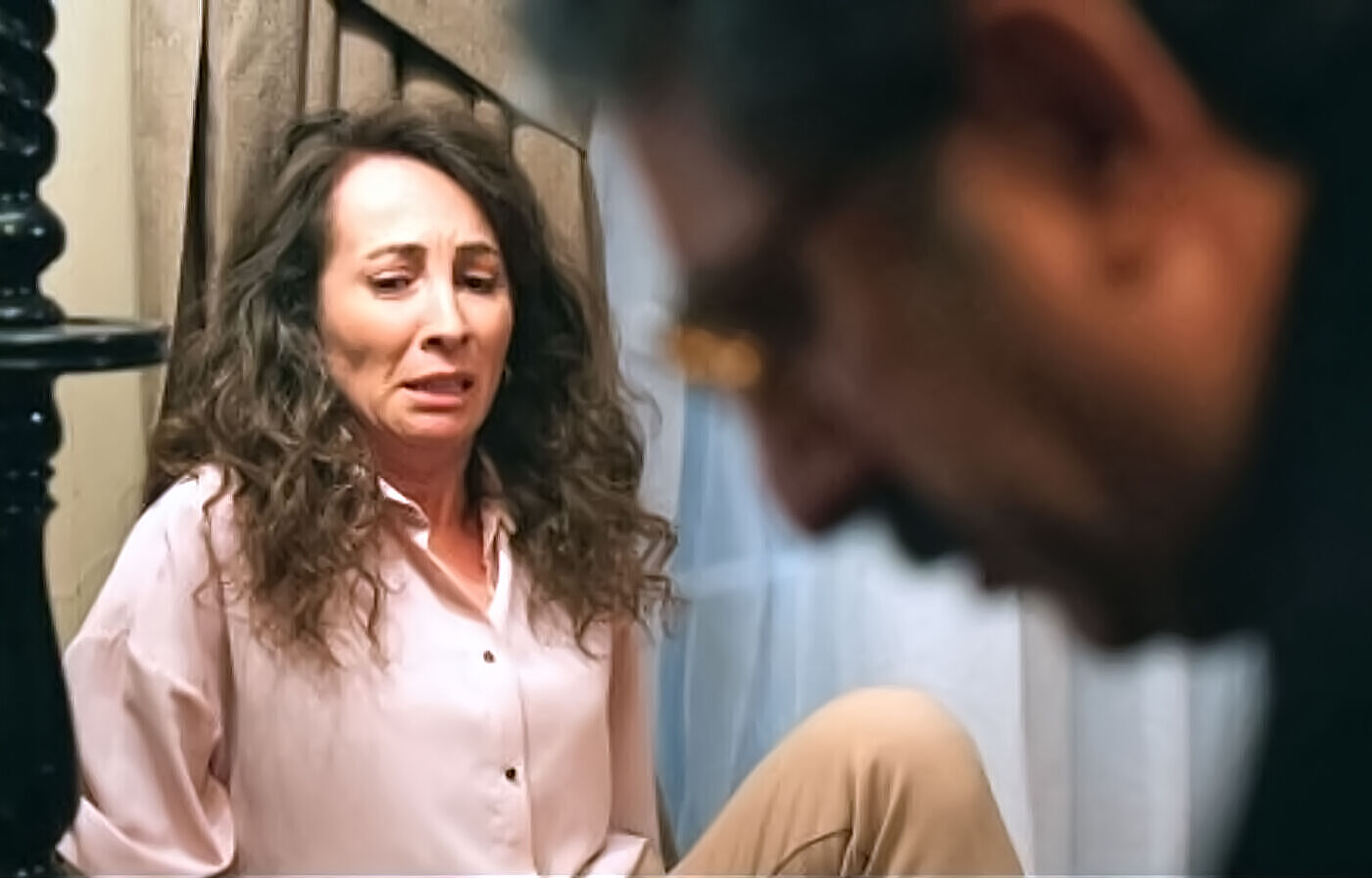 Tayyar salva a Esme de una paliza de Kazim en una imagen de Una nueva vida