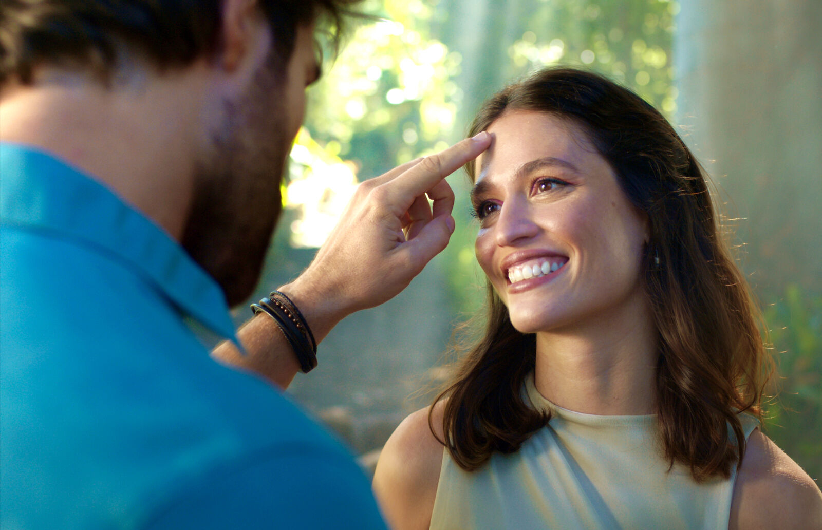 César y Amanda se comprometen, en La Encrucijada