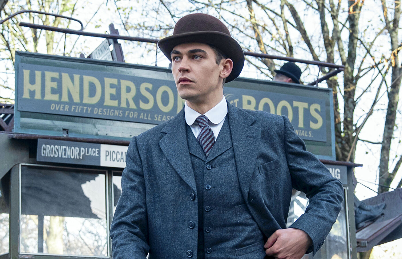 Hero Fiennes Tiffin es el joven Sherlock Holmes