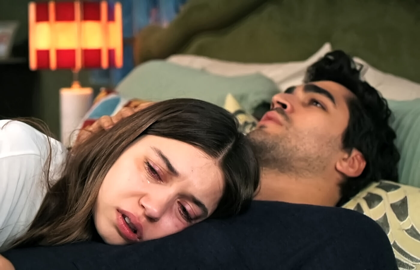Seyran se refugia en Ferit después de su secuestro en el capítulo 67 de Una nueva vida