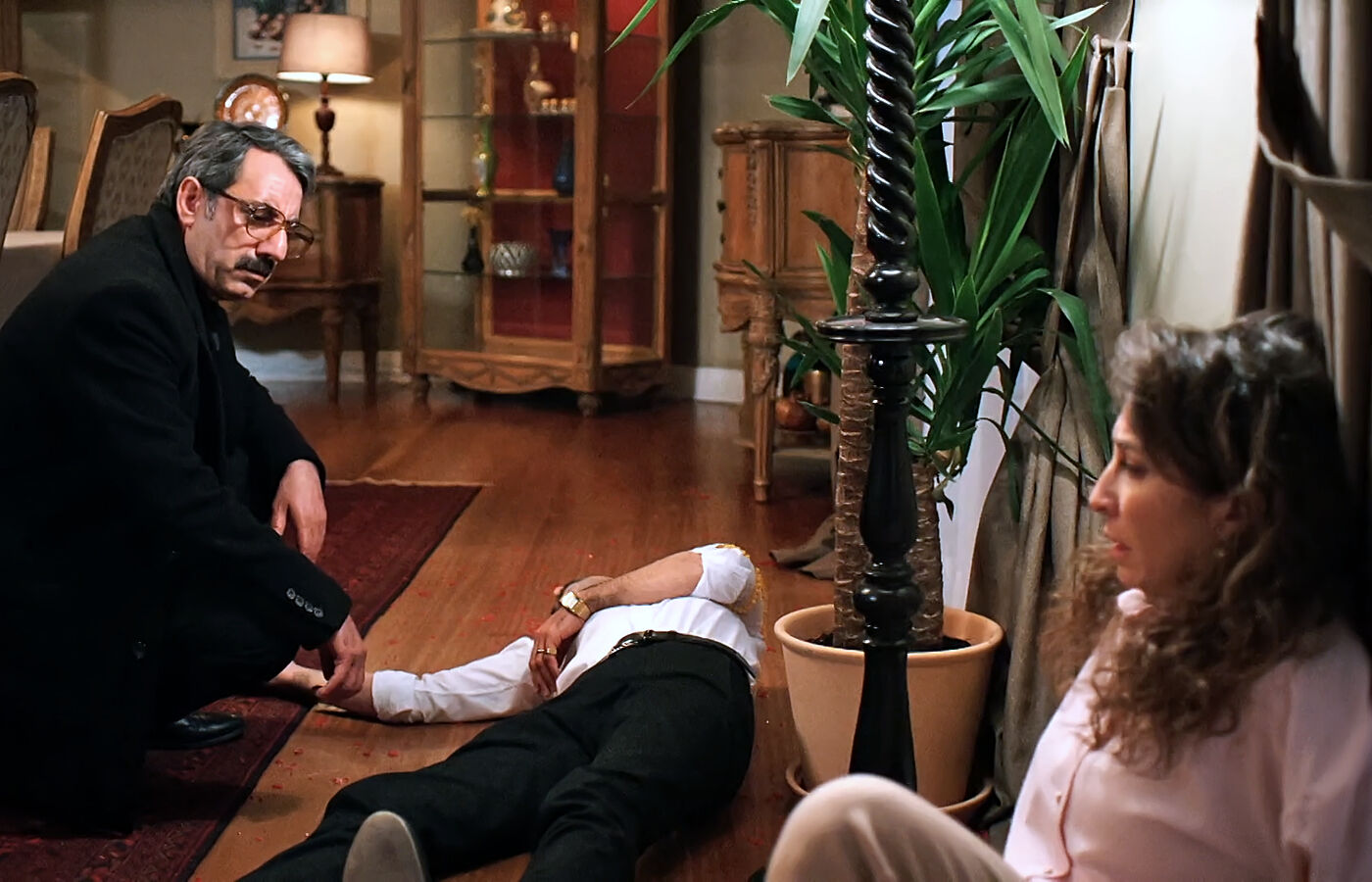 Tayyar y Esme observan a Kazim, inconsciente en el suelo, en el capítulo 69 de Una nueva vida
