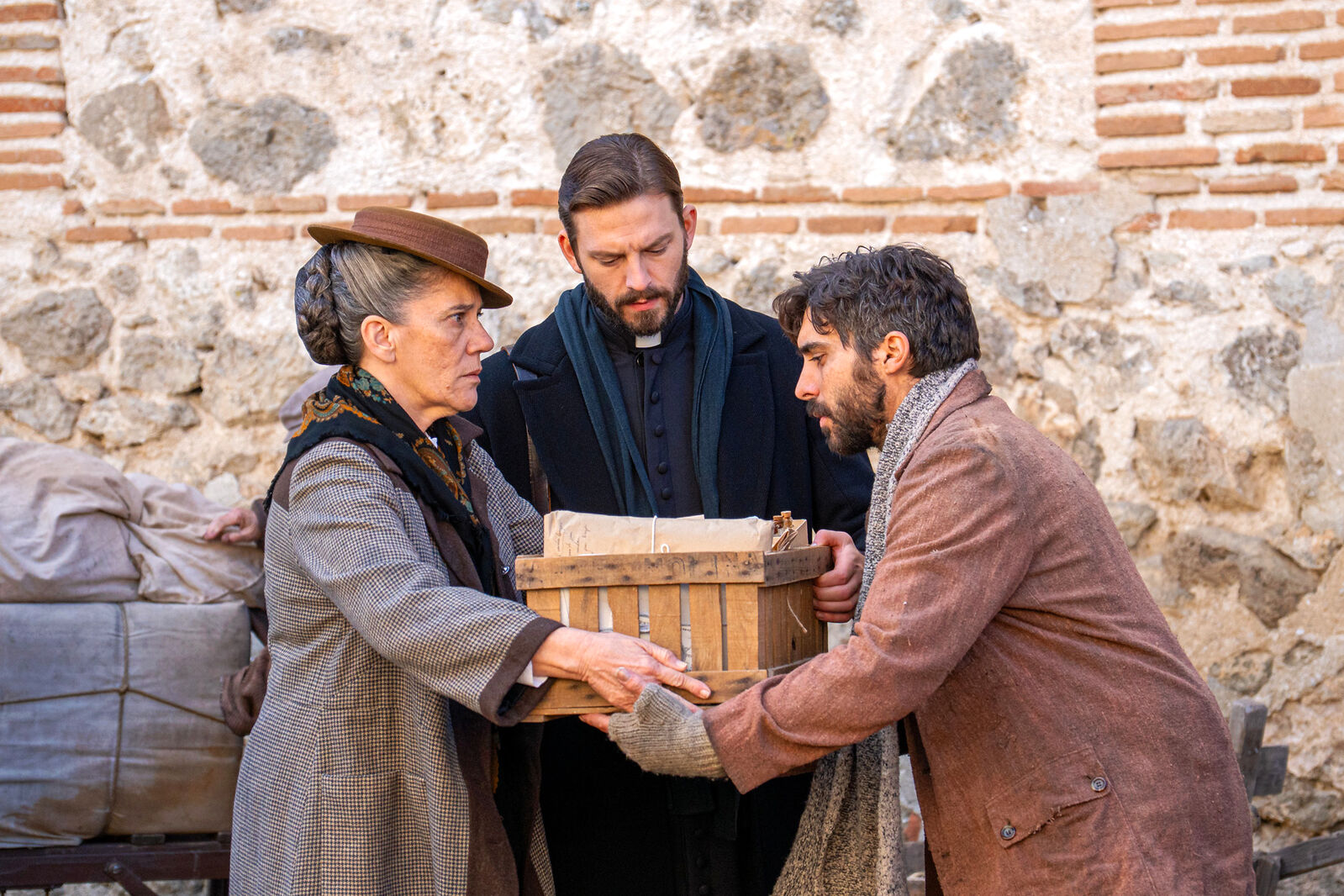 Petra y Samuel van al refugio y conocen a Prudencio en La Promesa