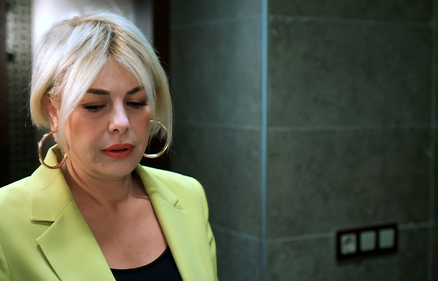 Gülgün, después de que Ifakat le alerte de que Halis está cavando la tumba de Orhan, en el capítulo 70 de Una nueva vida