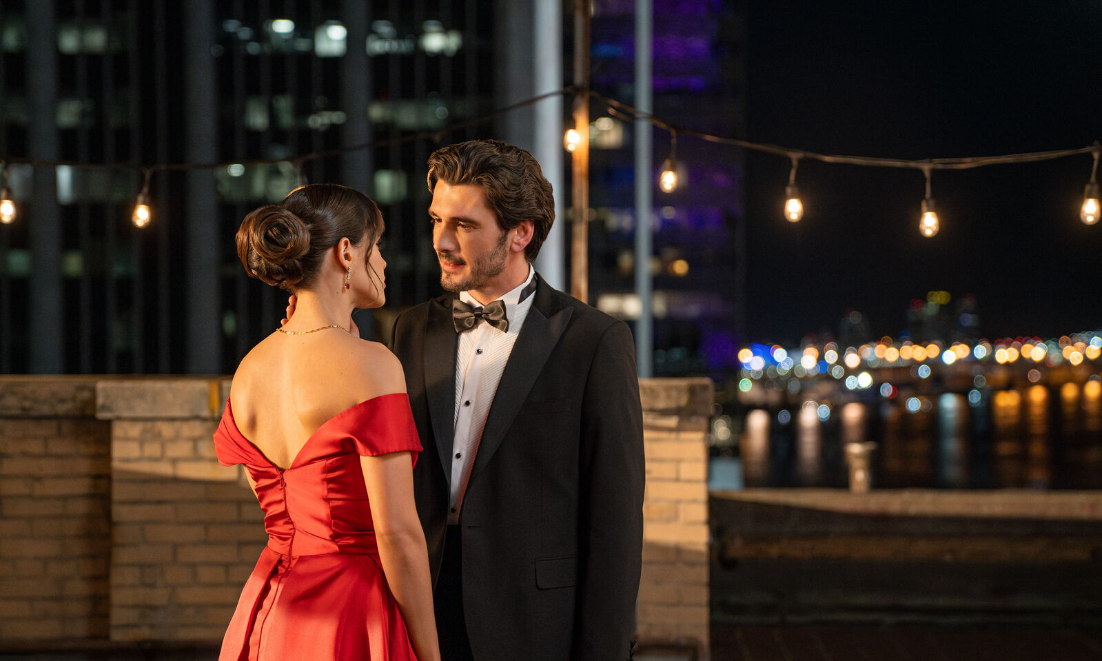 Samantha Siqueiros y Yon González protagonizan Velvet, el nuevo imperio