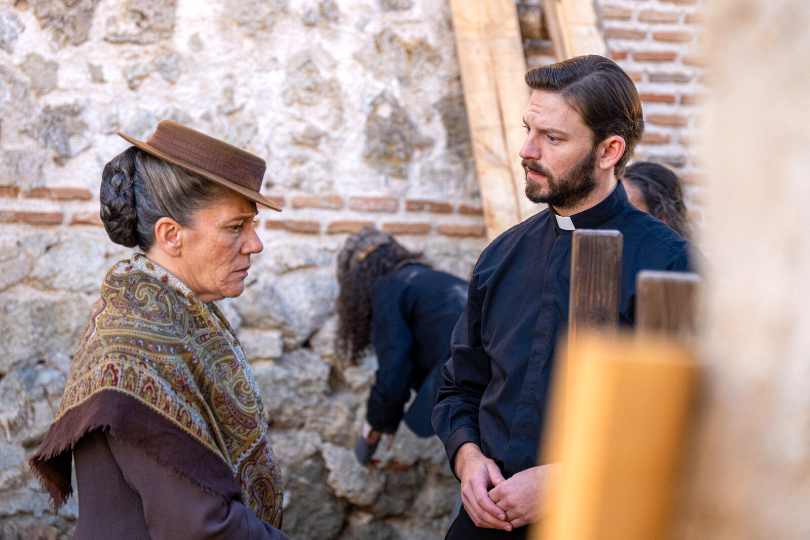Petra y Samuel van al refugio en La Promesa
