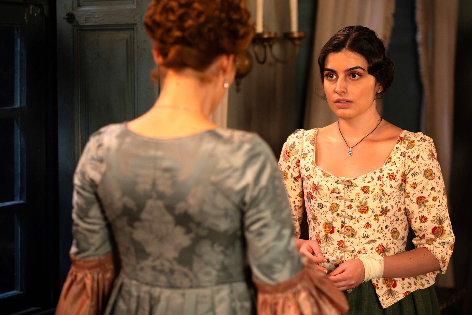 Adriana conversa con Luisa, que recibe una misteriosa misiva, en el capítulo 333 de Valle Salvaje