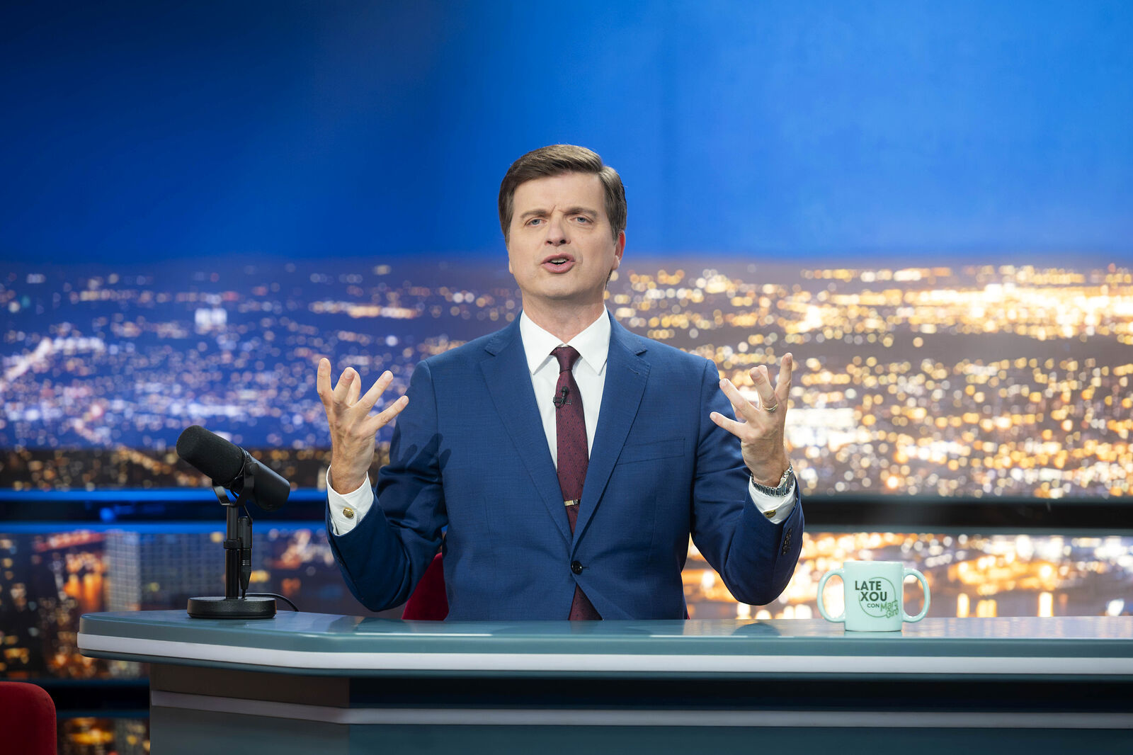 Marc Giró en su rol de presentador de Late Xou