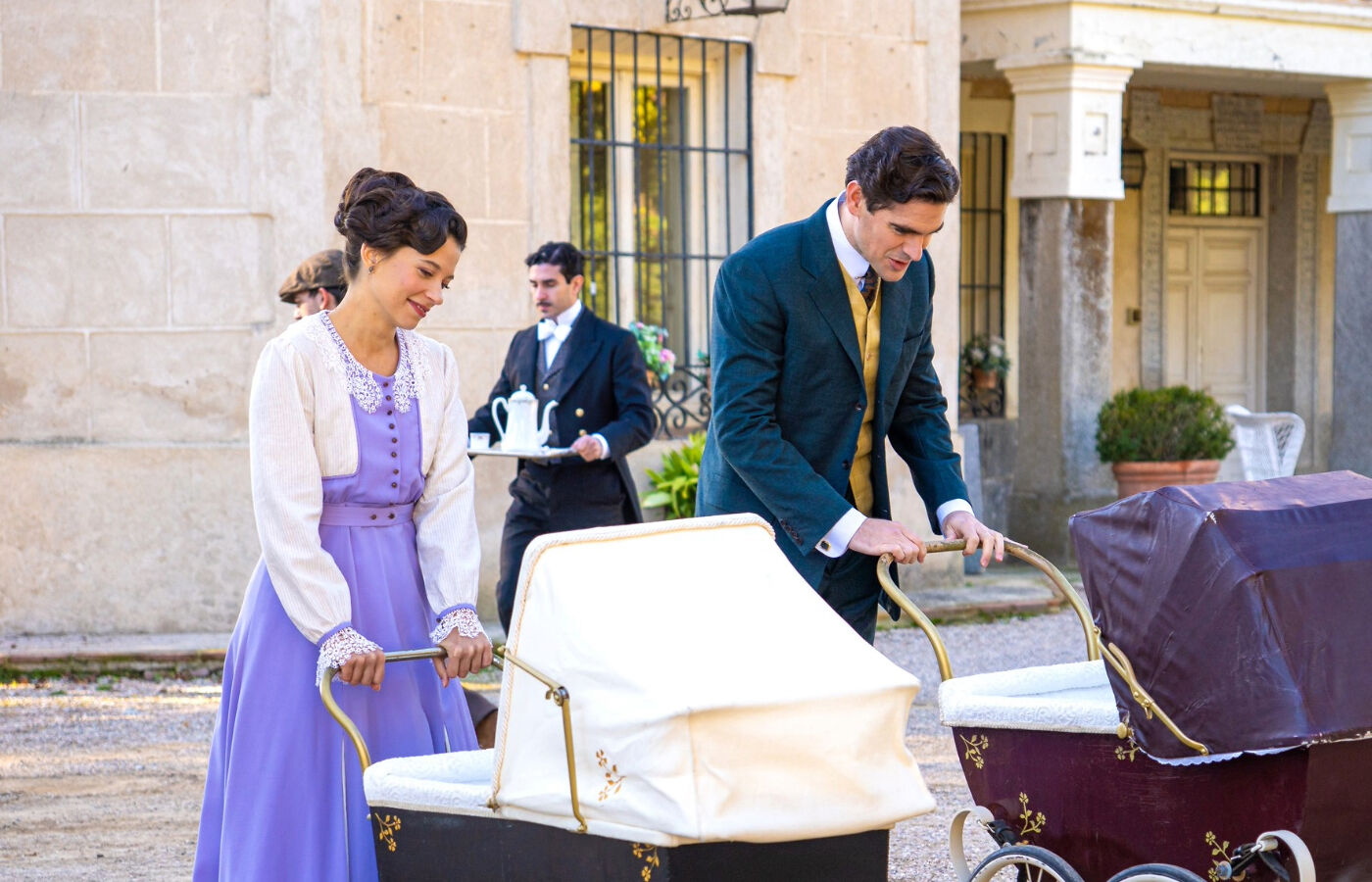 Martina y Jacobo pasean con los bebés de Adriano en La Promesa