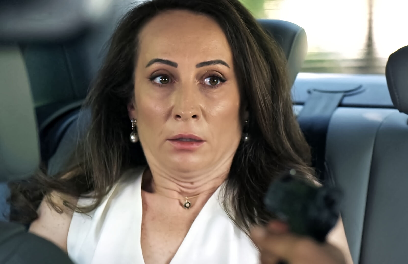 Tayyar encañona a Esme en el coche de vuelta a casa en el capítulo 72 de Una nueva vida