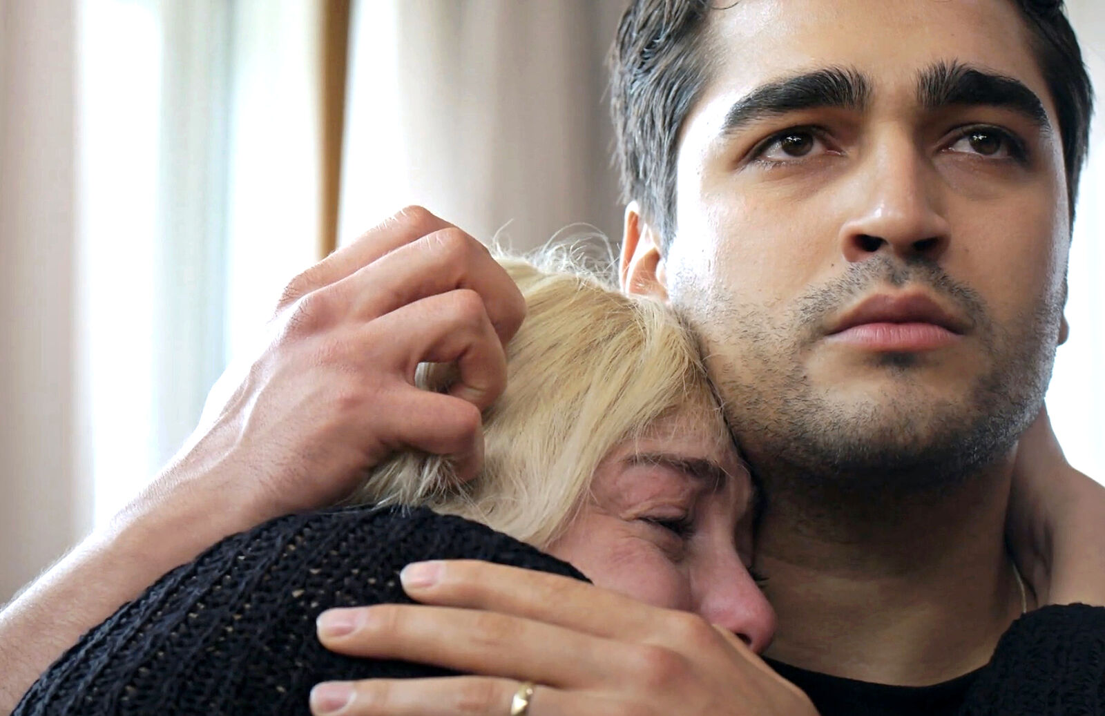 Gülgün se aferra a Ferit tras la muerte de Orhan en el capítulo 72 de Una nueva vida