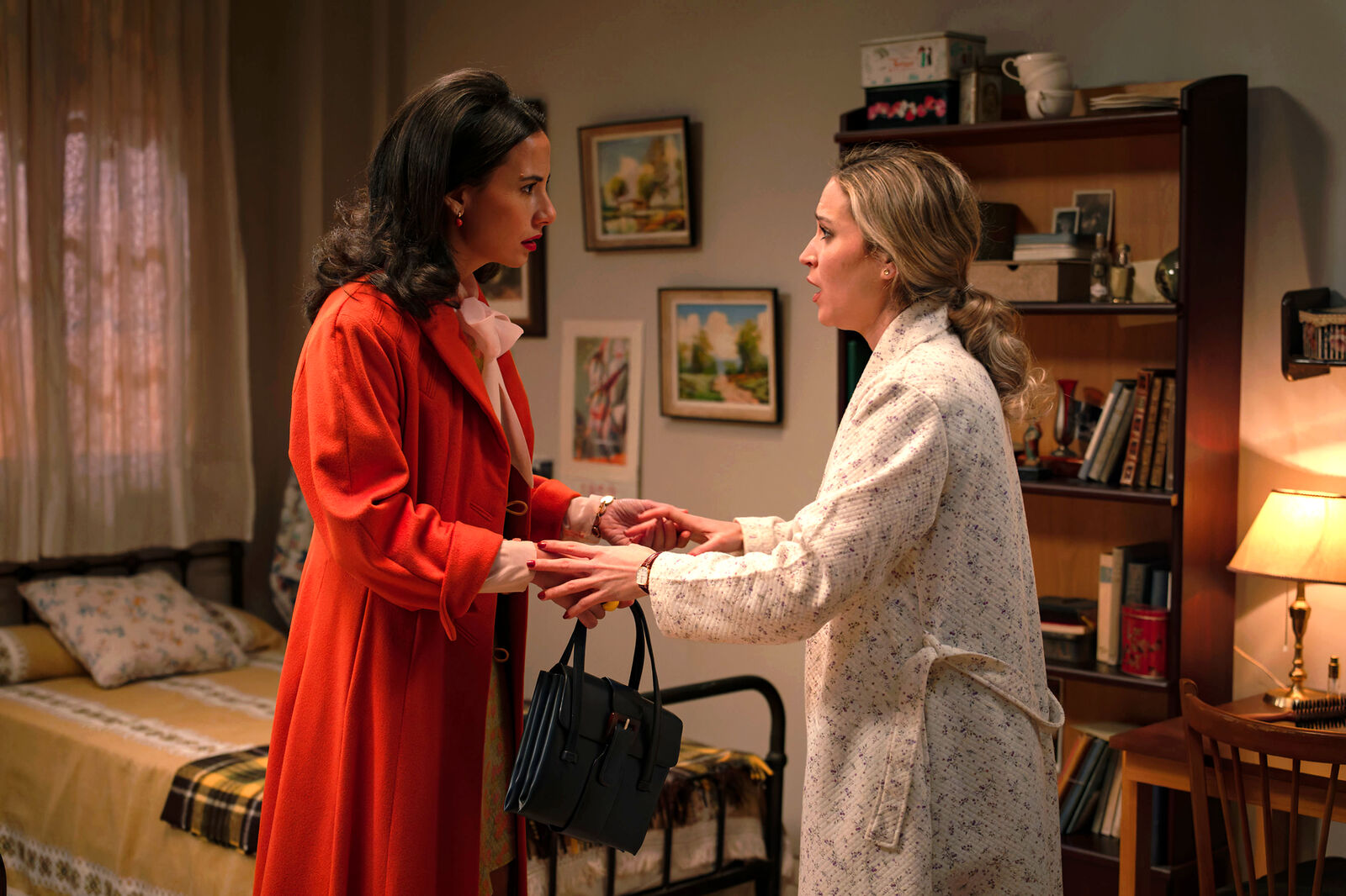 Valentina, aterrada, se desahoga con Cloe y no acude al encuentro en el teatro con Claudia y Carmen, en Sueños de libertad