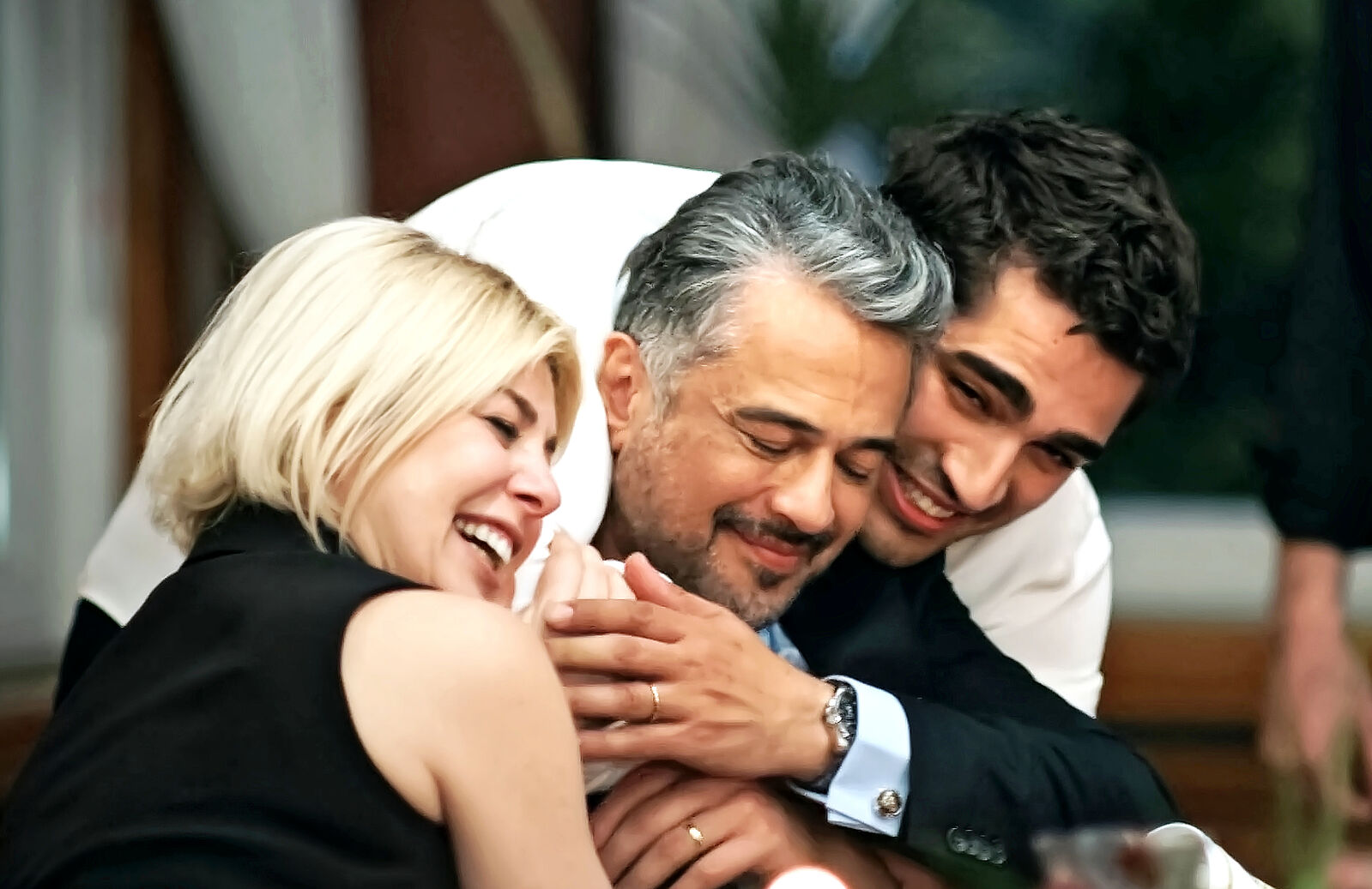 Ferit y Gülgün abrazan a Orhan, redivivo por sorpresa, en el capítulo 73 de Una nueva vida