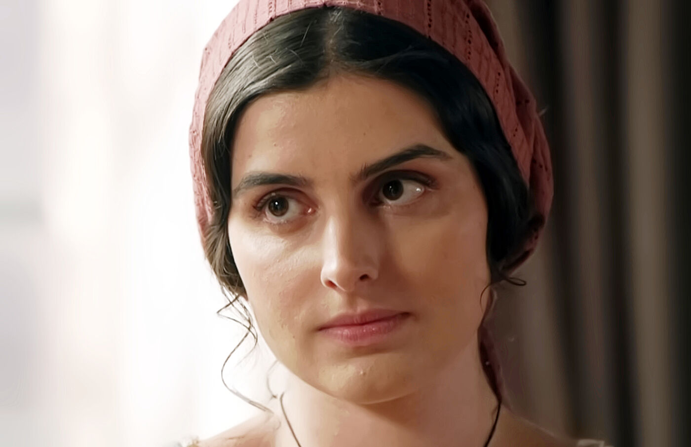 Luisa observa el vestido que debería lucir en la boda de Adriana en el capítulo 347 de Valle Salvaje