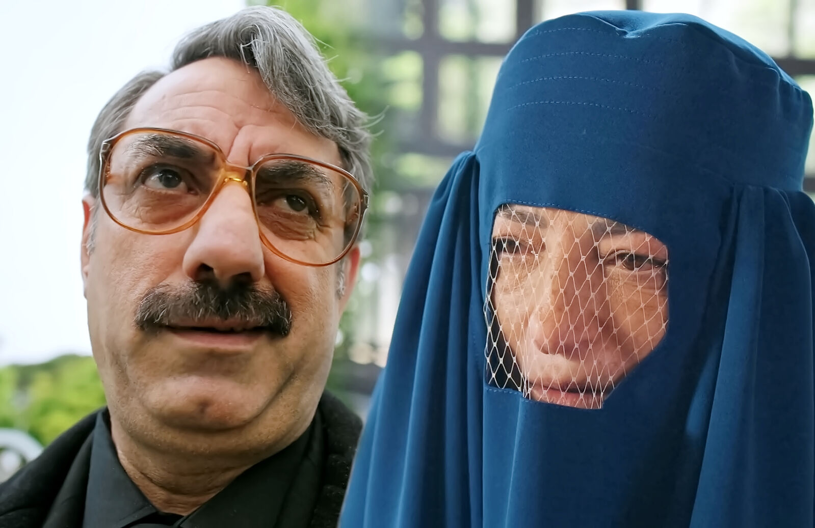 Los actores Nazmi Kirik e Ilkay Kayku, Tayyar y Mezide en Una nueva vida