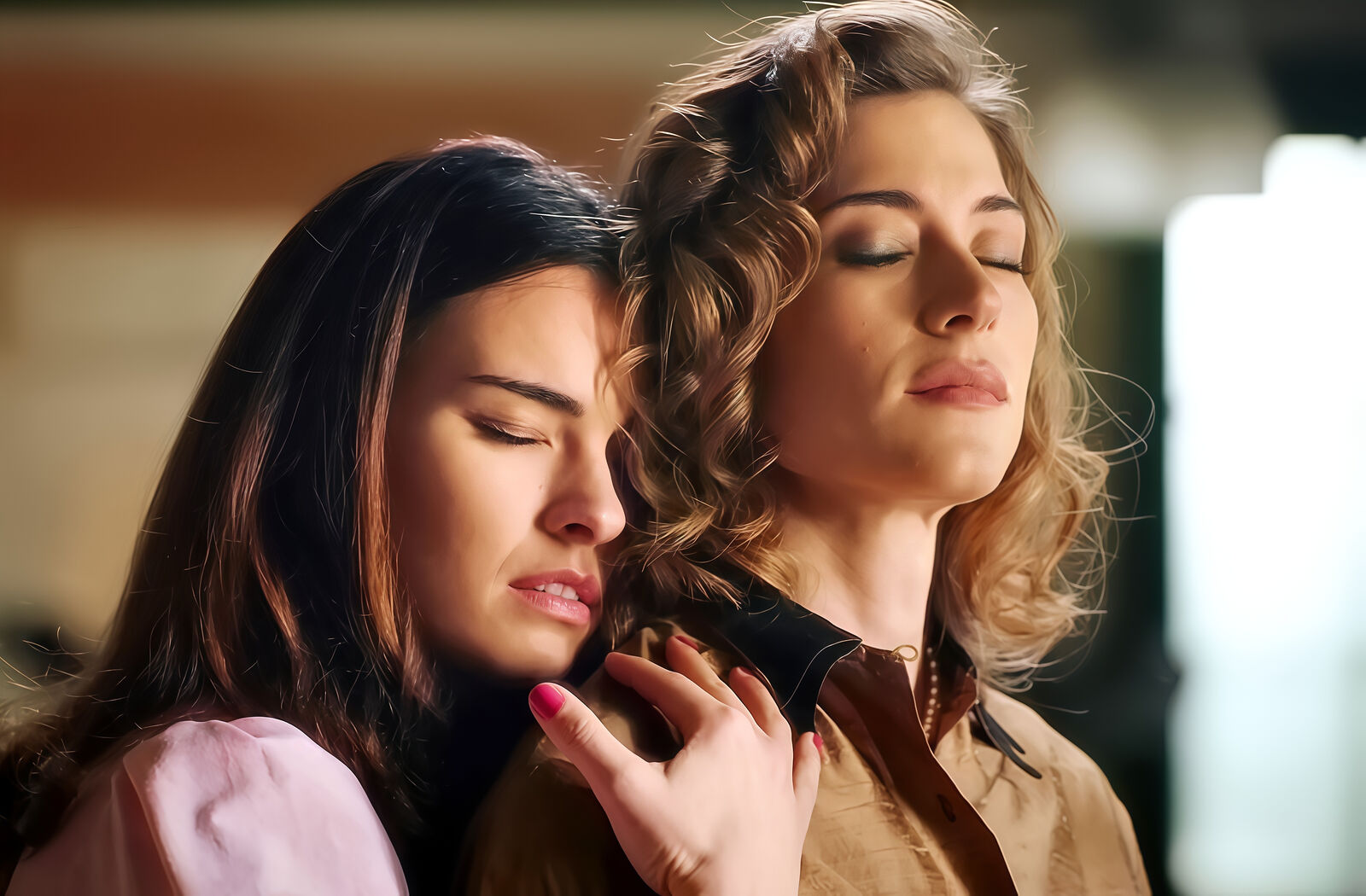 Fina y Marta se abrazan en Sueños de libertad