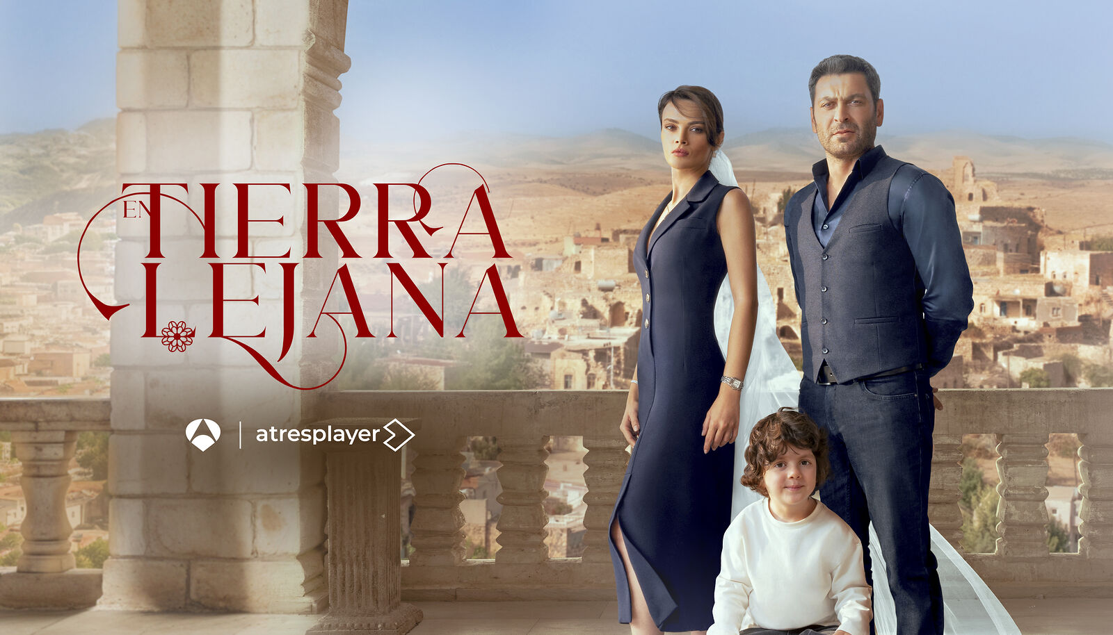 Alya, Cihan y Deniz en el cartel promocional de En tierra lejana