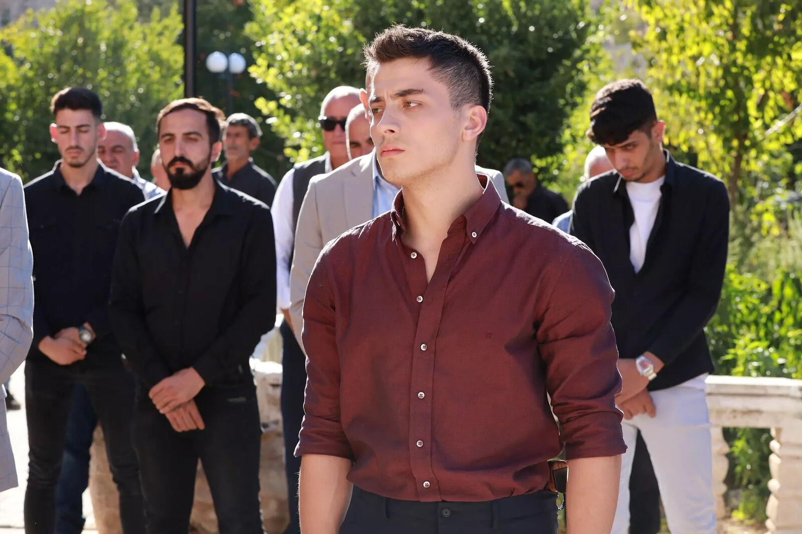 Atakan Özkaya es Kaya Albora en En tierra lejana