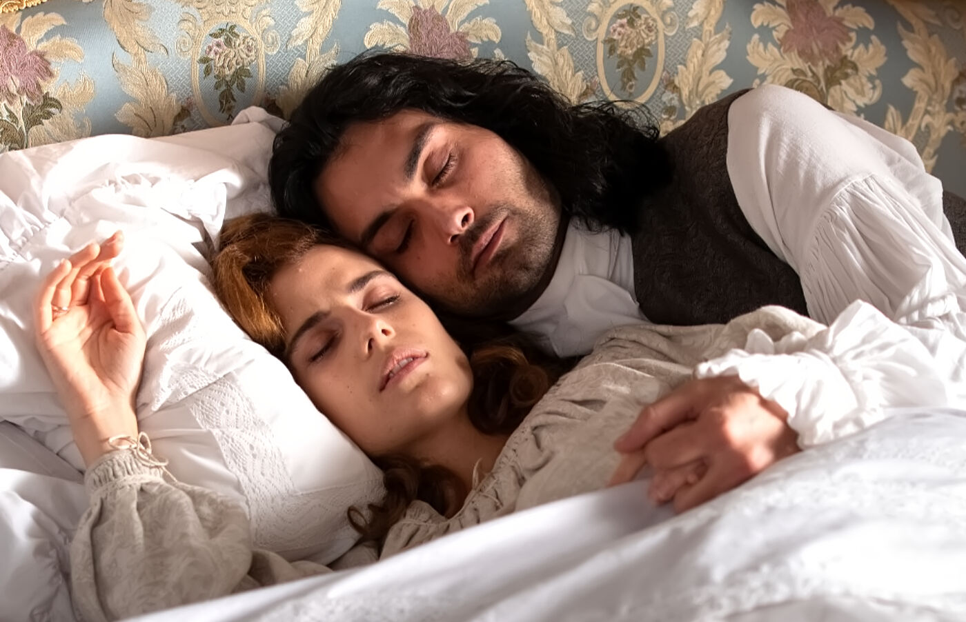 Rafael, muy preocupado por el destino de Adriana y el bebé, en Valle Salvaje