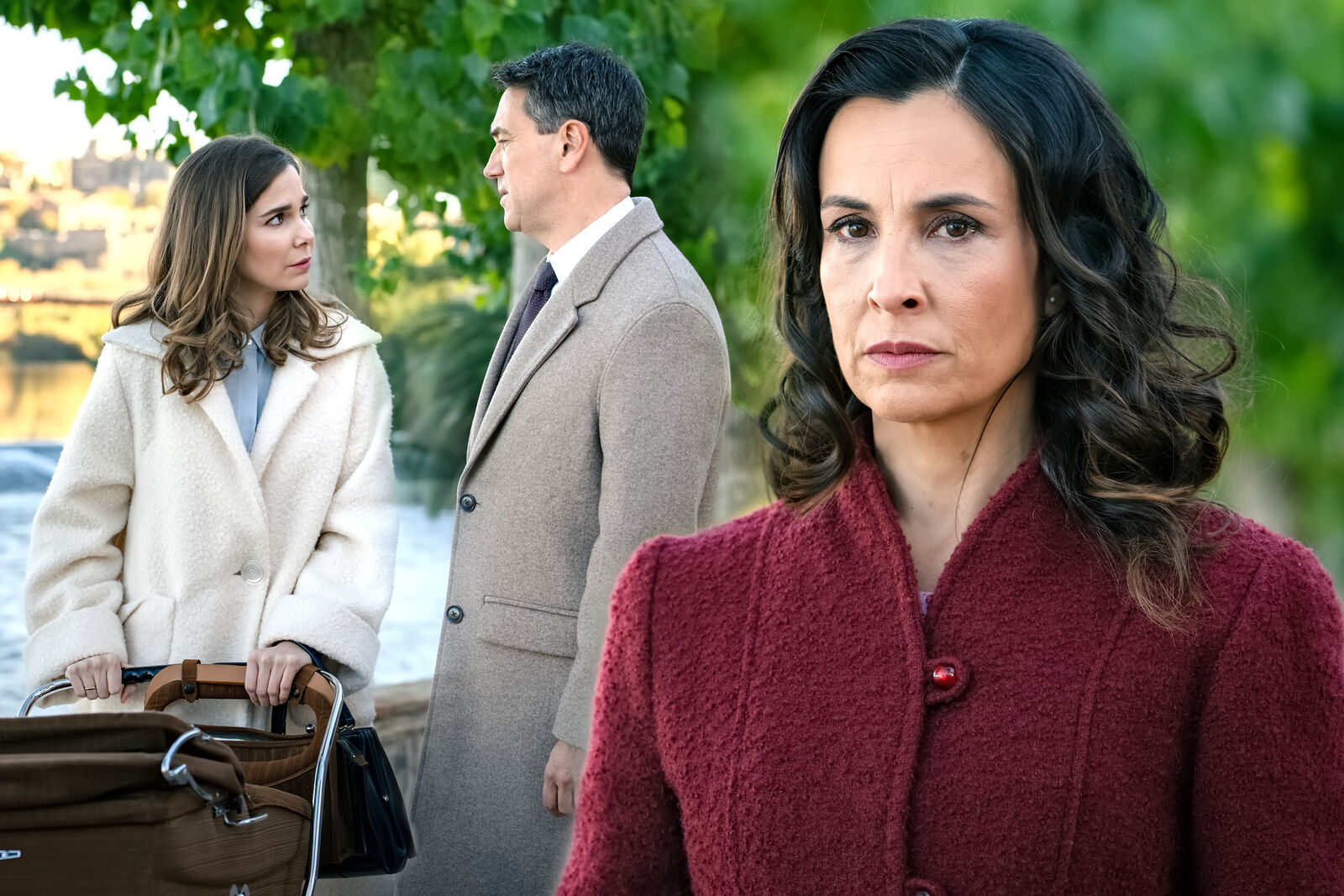 Beatriz observa a Gabriel y Begoña en Sueños de libertad