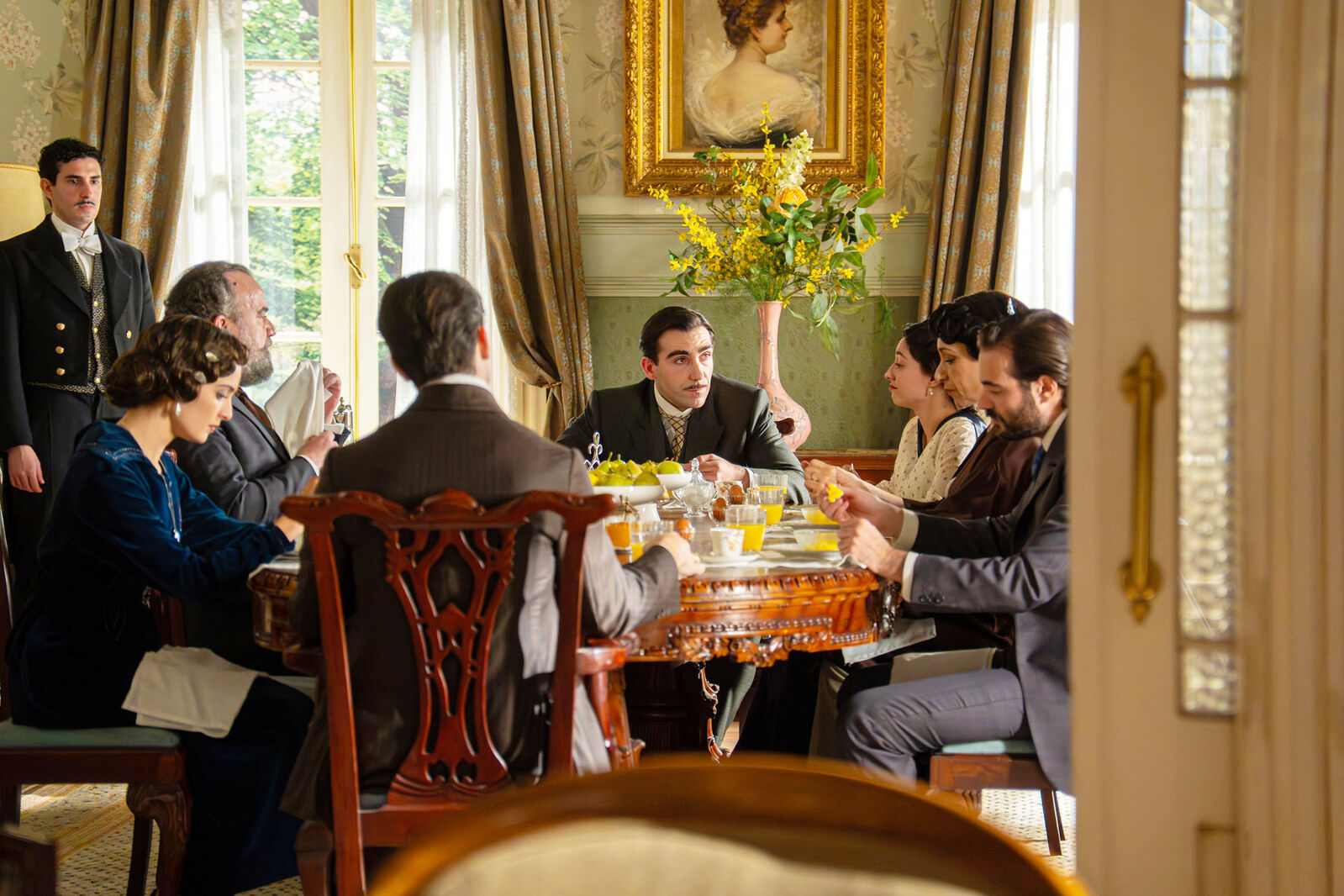 Los Luján disfrutan del desayuno junto a sus nuevos invitados en La Promesa