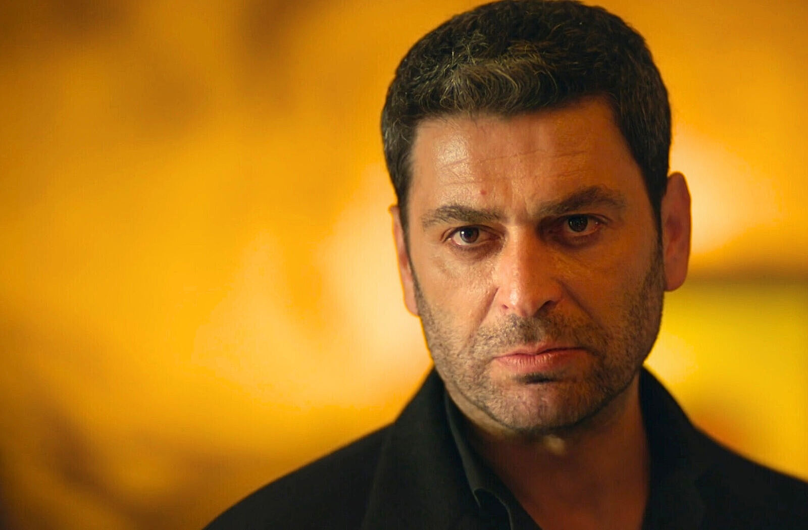 El pasado de Cihan Albora y su hermano Boran sale a la luz en el episodio 2 de En tierra lejana
