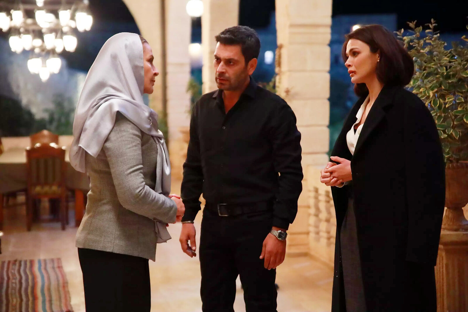 Sadakat chantajea a Alya en el segundo capítulo de En tierra lejana, forzándola a casarse con Cihan