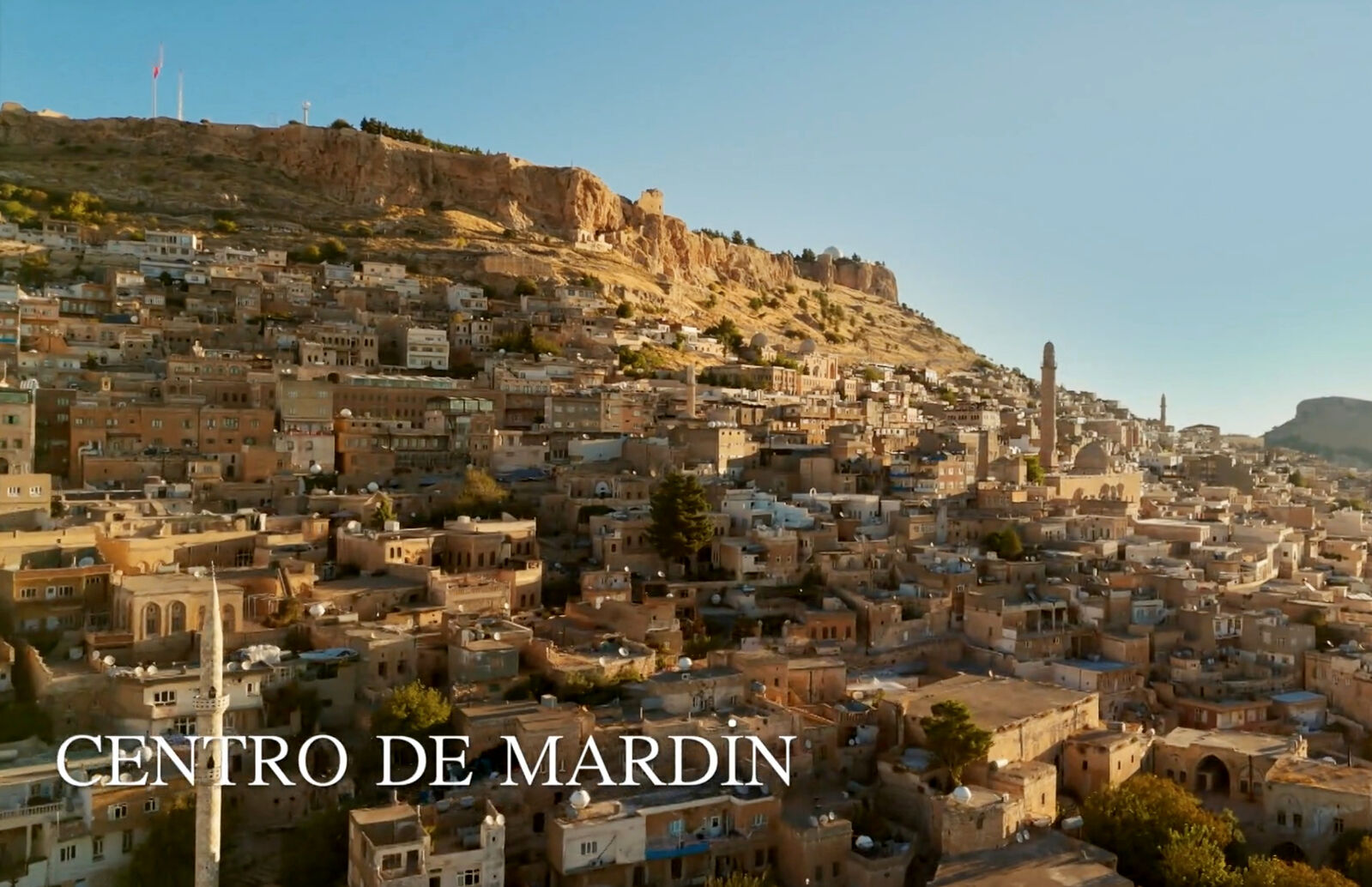 Mardin, con la torre de la Gran Mezquita, la Madraza y el Castillo de Mardin, lugares de rodaje de En tierra lejana