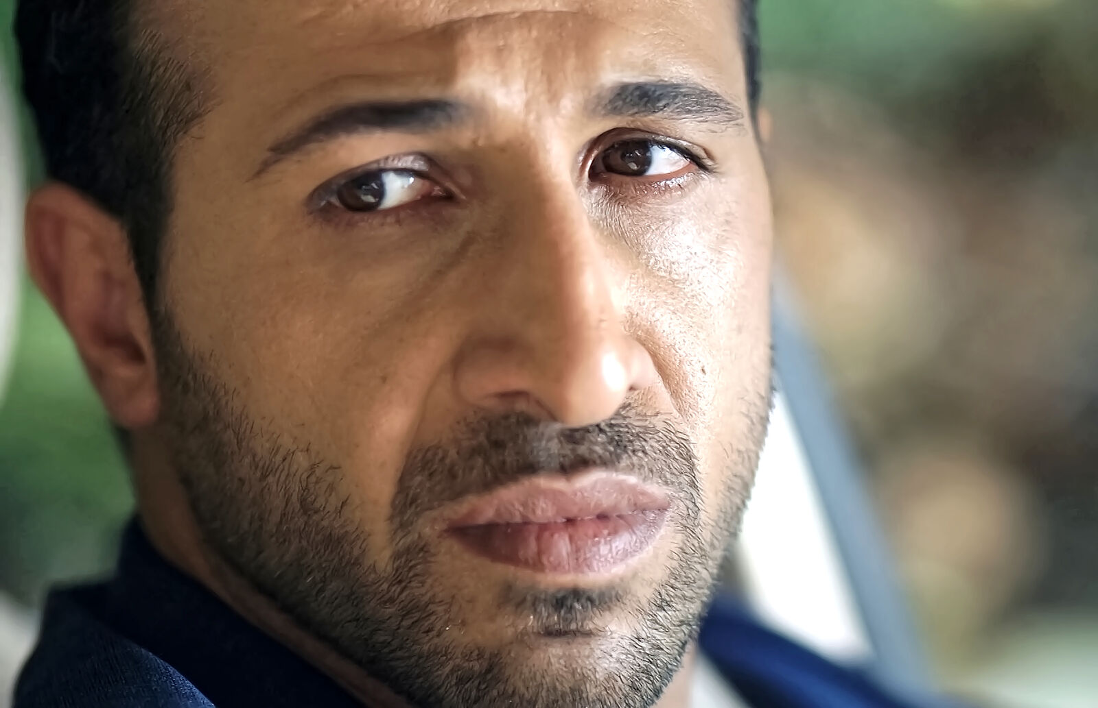 Abidin atiende a Kazim, dispuesto a contarle que es un Korhan, en el capítulo 76 de Una nueva vida