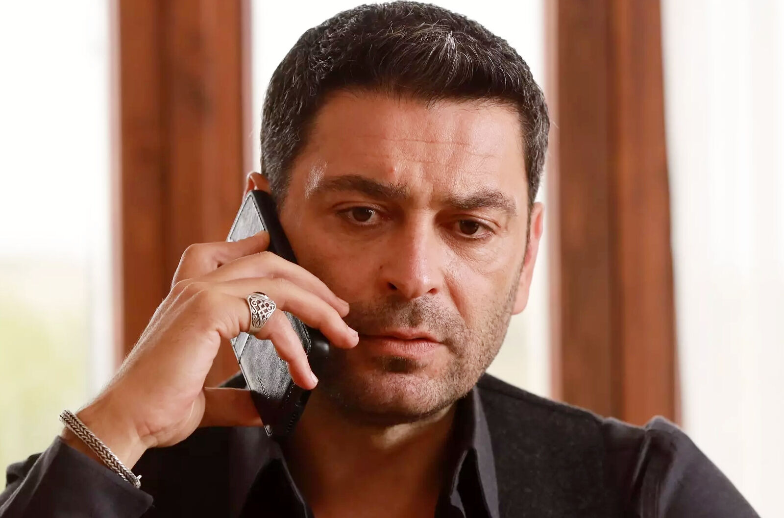 Cihan es el líder de los Albora y se enfrenta a un difícil destino junto a Alya en En tierra lejana