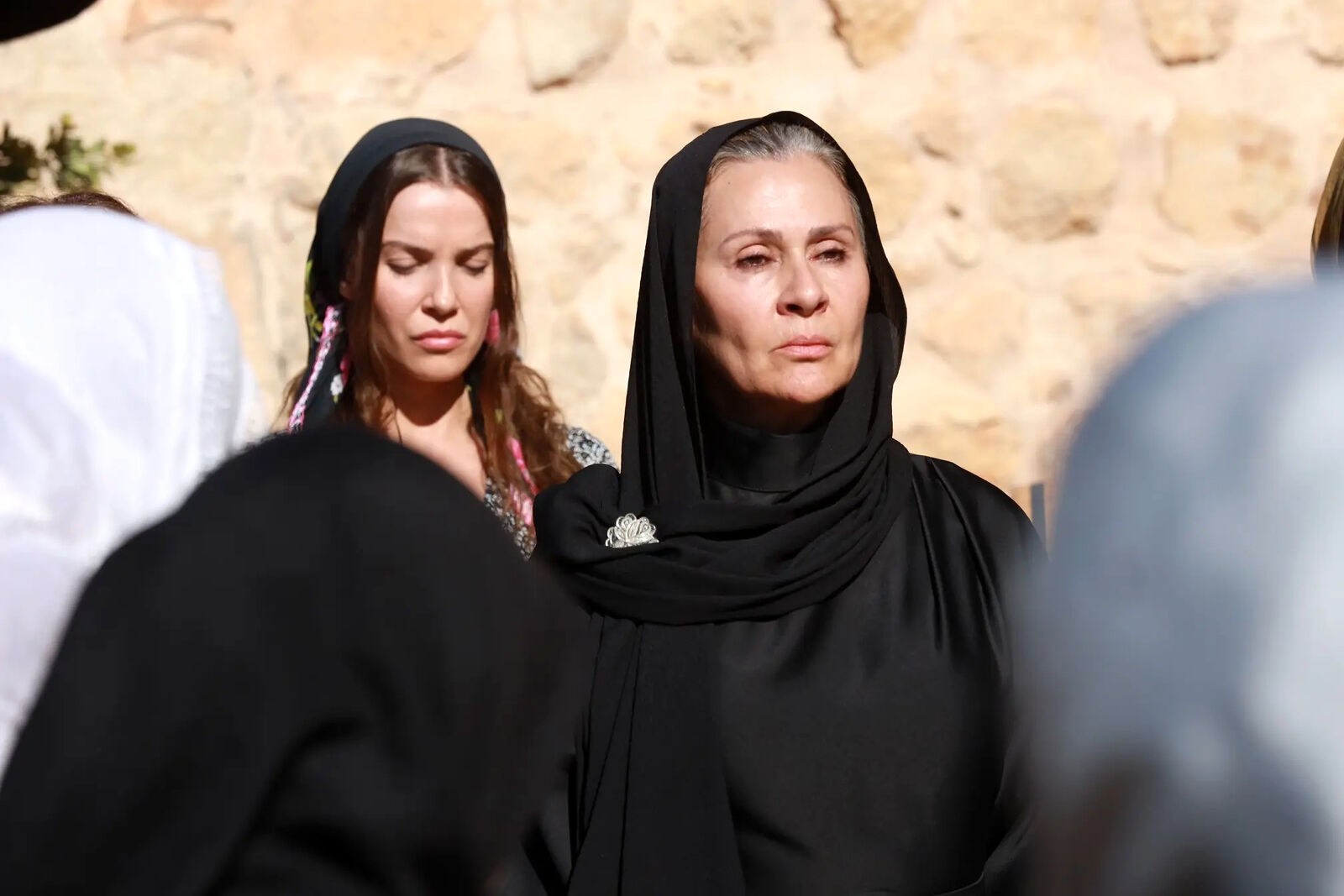 Sadakat es la matriarca que convierte la lealtad a la tradición en la única ley válida en En tierra lejana