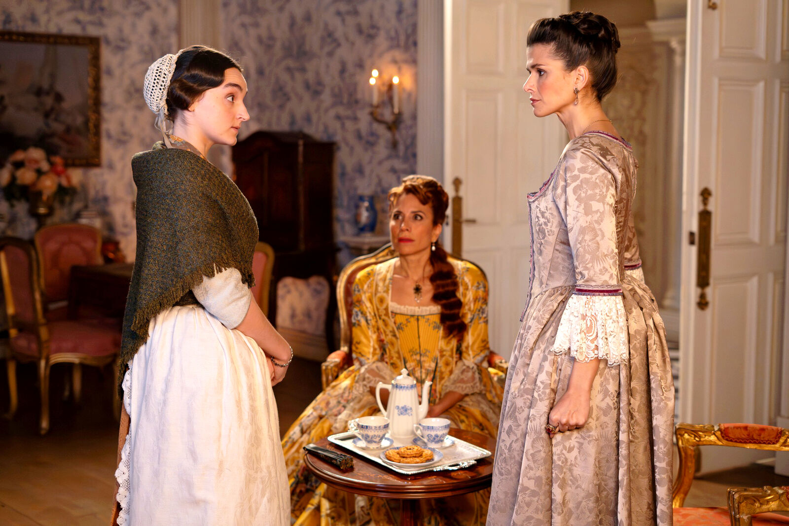 Matilde, en presencia de Enriqueta, revela a Victoria que ha descubierto el secreto de Dámaso en el capítulo 361 de Valle Salvaje