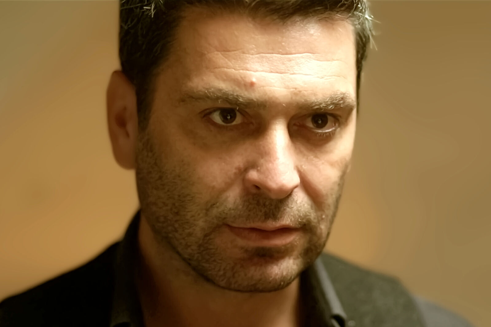 Cihan se enfrenta a su madre y le promete que se casará con Alya en el capítulo del lunes 2 de marzo de En tierra lejana