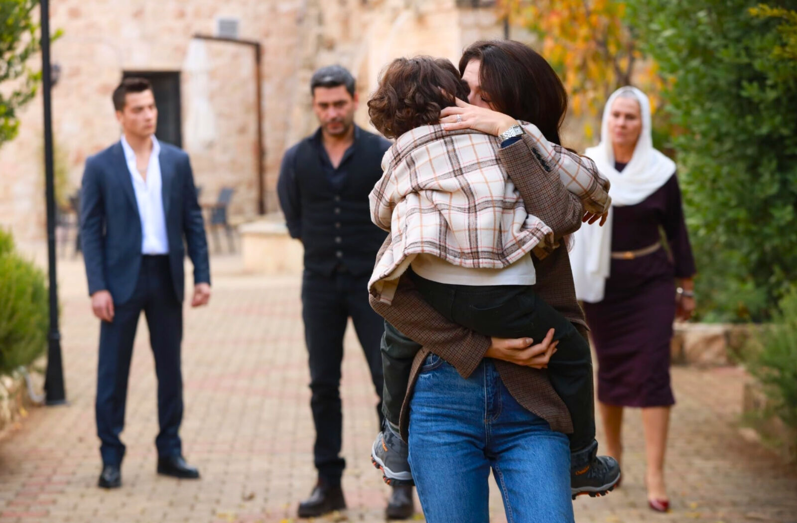 Deniz y Alya se funden en un abrazo tras la liberación de Alya en el capítulo del lunes 2 de marzo de En tierra lejana