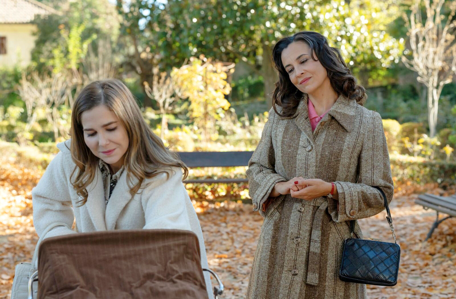 Beatriz se acerca a Begoña en Sueños de libertad