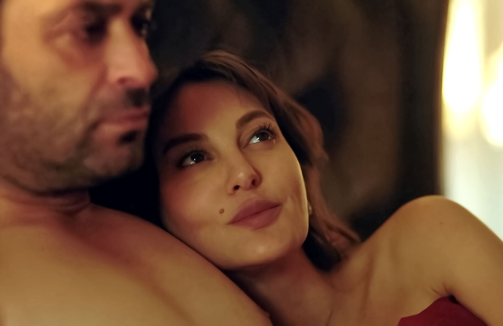 Cihan y Mine mantienen una relación imposible en secreto en En tierra lejana