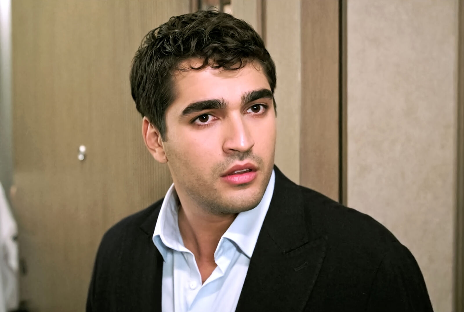 Ferit se presenta en la habitación de Seyran con el anillo de compromiso que debería entregar a Diyar en el capítulo 77 de Una nueva vida
