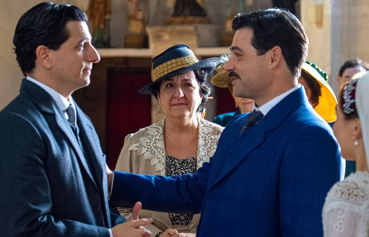 Manuel felicita a Toño el día de su boda con Enora en La Promesa