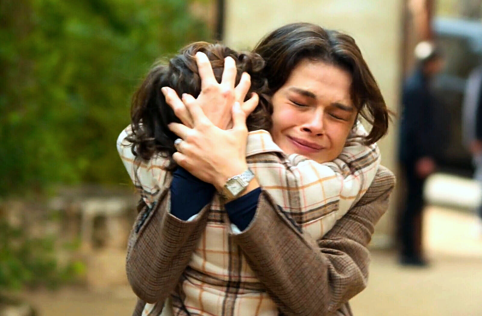 Alya se reencuentra con su hijo Deniz tras salir de los calabozos en En tierra lejana
