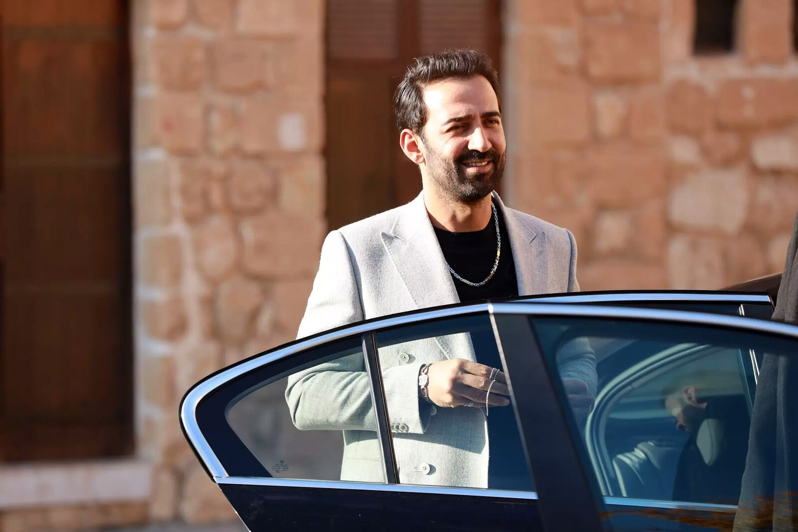 Demir colma la paciencia de Cihan en el capítulo de este lunes en En tierra lejana