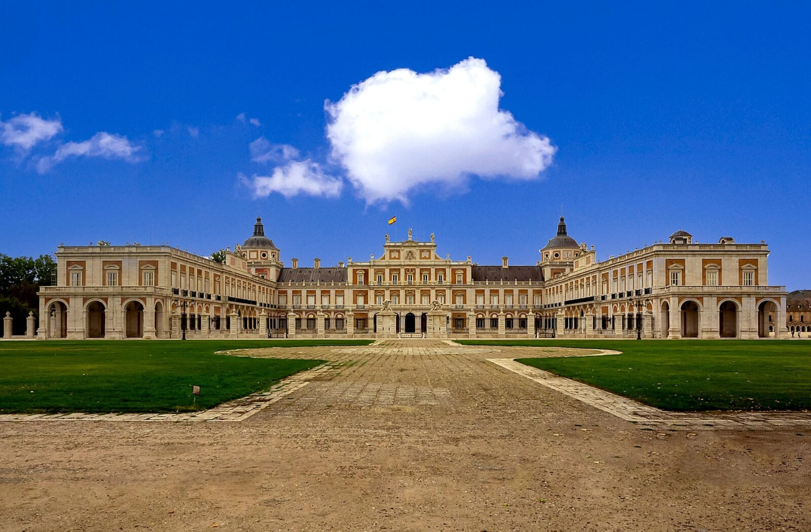 La sintonía de En tierra lejana está basada en el Concierto de Aranjuez, que evoca la belleza de los jardines de su Palacio Real