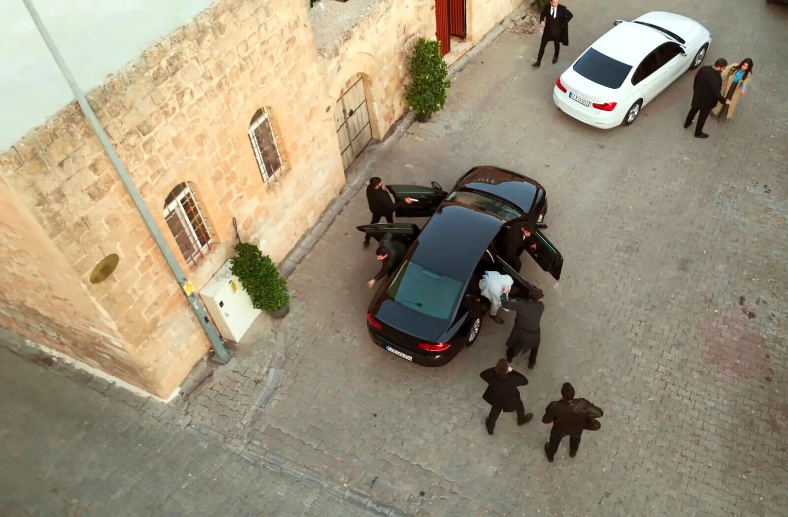 Cihan y sus hombres atacan el coche de Demir en En tierra lejana